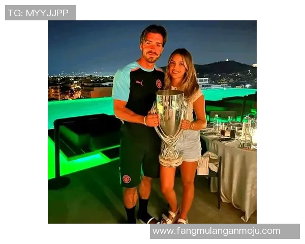 足球明星与女友甜蜜合照展现爱情风采引发粉丝热议与羡慕